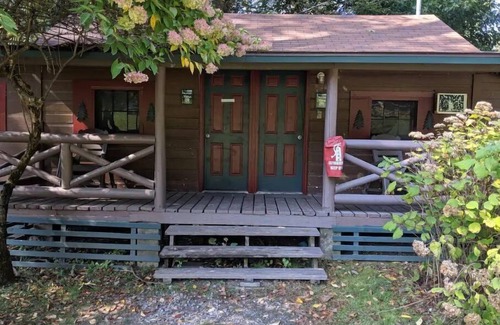 South Kent House | Guest Rated: Club Getaway Pine Grove Awaits You!
