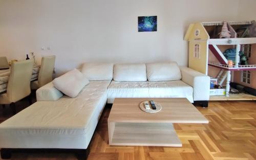 Podmaine Apartment | Club House Apartment with Garden and Pool