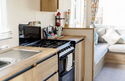 Hamworthy Apartment | Cozy Club Tropicana Caravan for 4 with Breakfast Included