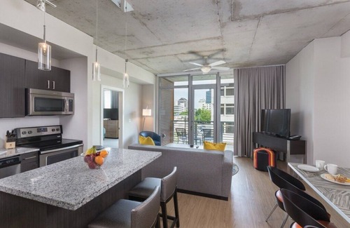 Civic District Condo | Inviting Club Wyndham Suite with Pool & Lake View in Austin