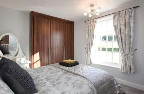 Clumber Park Bed & Breakfast | Experience Clumber Lane End Farm: 4-Star Retreat with Dining