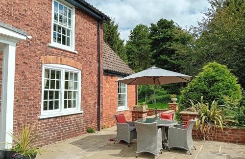 Clumber Park Bed & Breakfast | Experience Clumber Lane End Farm: 4-Star Retreat with Dining