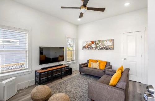 Greater East End House | Discover Clutch City Super-Luxe in East Downtown
