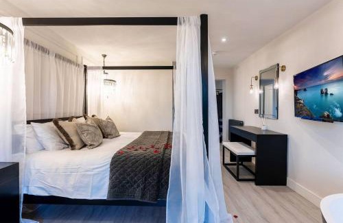 Llanbedr-dyffryn-clwyd House | Relaxing Escape at Clwyd Gate Manor with Hot Tub & Pool