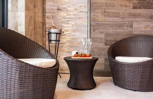 Llanbedr-dyffryn-clwyd House | Relaxing Escape at Clwyd Gate Manor with Hot Tub & Pool