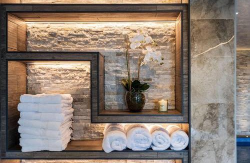 Llanbedr-dyffryn-clwyd House | Relaxing Escape at Clwyd Gate Manor with Hot Tub & Pool