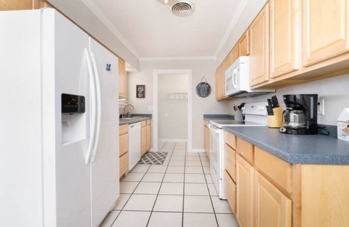 Amarillo House | Family-Ready Retreat at Clyde's Cottage with Kitchen Access