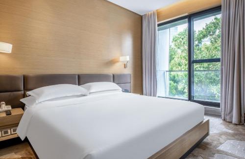 Shekou Apartment | Elegant CM Serviced Apartment in Shenzhen with Pool Access