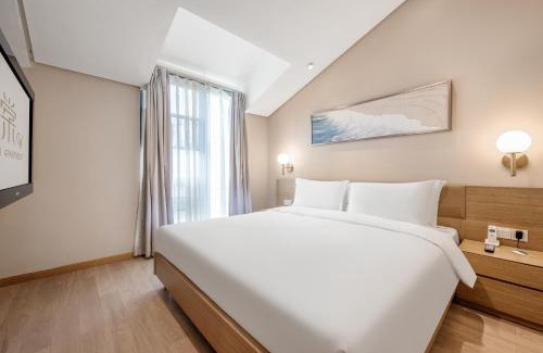 Shekou Apartment | Elegant CM Serviced Apartment in Shenzhen with Pool Access