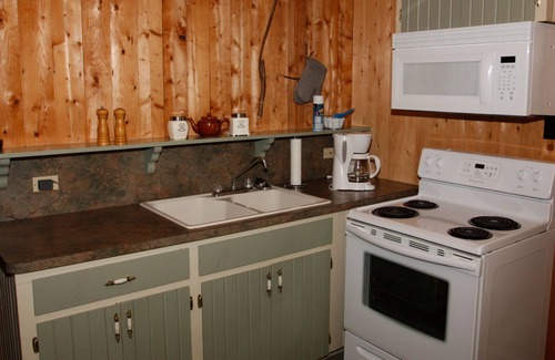 Tidnish Cottage | Cozy CMTR Cottage Tidnish: Pet-Friendly Oceanfront Retreat