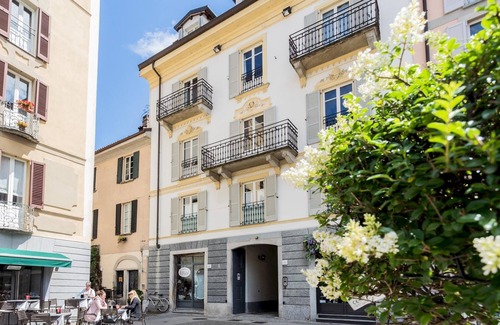 Como City Centre Apartment | Private Terrace Getaway: Shades of Como with Top Amenities