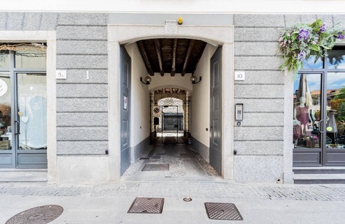 Como City Centre Apartment | Private Terrace Getaway: Shades of Como with Top Amenities