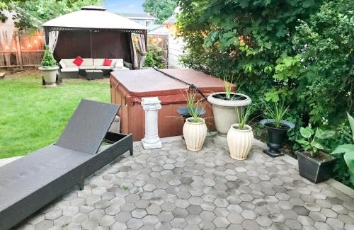 Ewing House | Budget-Friendly Co-ed Dorm with Inviting Patio & Breakfast