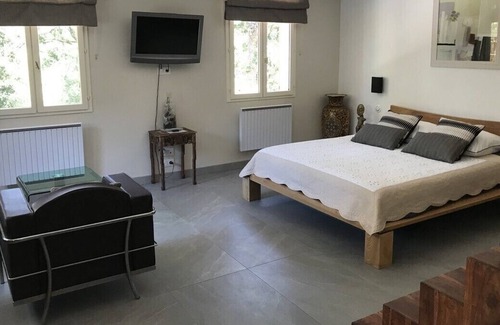Sainte-Anastasie-sur-Issole Bed & Breakfast | Relaxing Countryside Suite with Private Spa & Pool Access