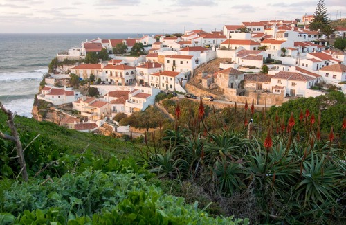 Santa Maria e Sao Miguel Apartment | Bright Holiday Home in Historic Villa with Ocean Views