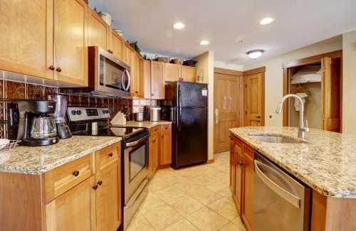 Copper Mountain Apartment | Comfortable Copper One Lodge Condo with Hot Tub & Breakfast