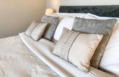 Beddgelert House | Enjoy a Cozy Stay at Coach House with Breakfast Included