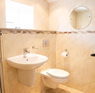 High Bentham Hotel | Discover Coach House: Pet-Friendly Retreat with Dining