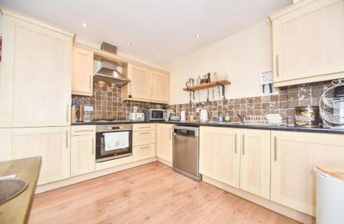 Matlock Bath House | Inviting Coach House Mews: Family-Friendly with Breakfast