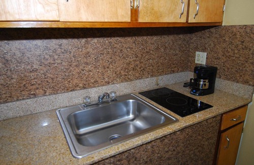 Brenham Hotel | Cozy Coach Light Inn Brenham: Family-Friendly with Breakfast
