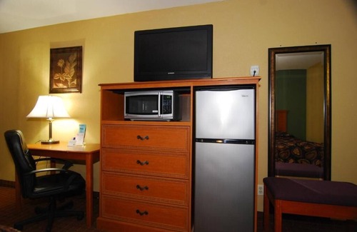 Brenham Hotel | Cozy Coach Light Inn Brenham: Family-Friendly with Breakfast