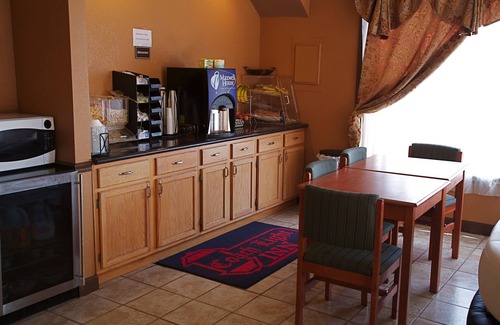 Brenham Hotel | Cozy Coach Light Inn Brenham: Family-Friendly with Breakfast