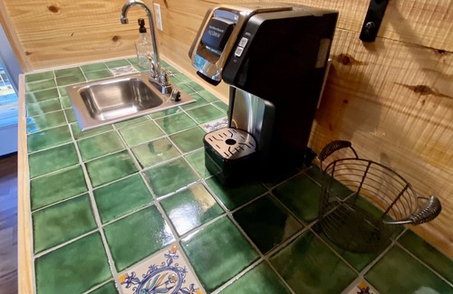 Lacy-Lakeview Cabin | Discover Coach's Quarters - Sleep Among the Trees!