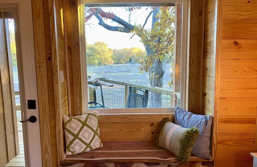 Lacy-Lakeview Cabin | Discover Coach's Quarters - Sleep Among the Trees!