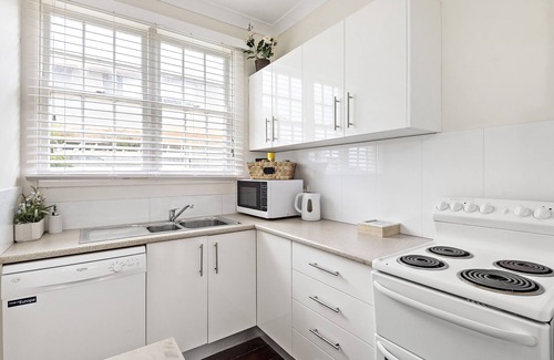 Narrabeen Apartment | Beachfront Coachhouse: Ocean Views & Family-Friendly Amenities