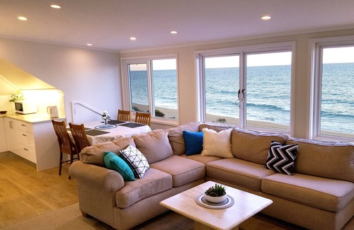 Narrabeen Apartment | Beachfront Coachhouse: Ocean Views & Family-Friendly Amenities