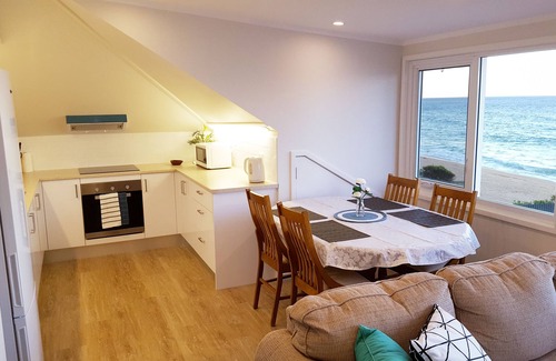 Narrabeen Apartment | Beachfront Coachhouse: Ocean Views & Family-Friendly Amenities