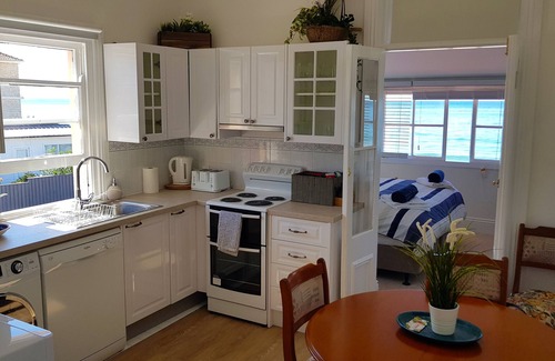 Narrabeen Apartment | Beachfront Coachhouse: Ocean Views & Family-Friendly Amenities