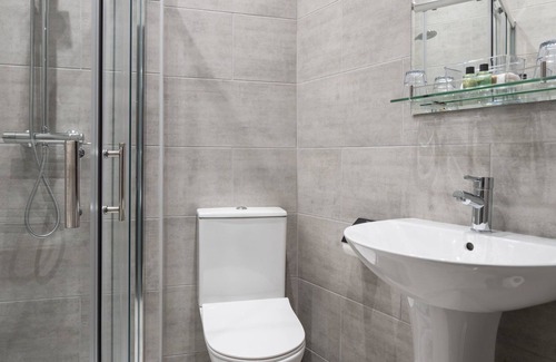 Kilsyth Hotel | Coachman Hotel: Family-Friendly Stay with Pool & Dining