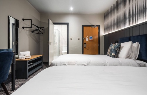 Kilsyth Hotel | Coachman Hotel: Family-Friendly Stay with Pool & Dining