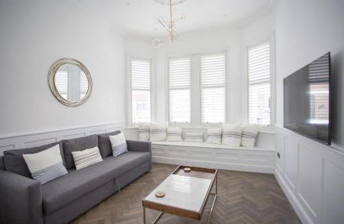 Worthing House | Family-Friendly Coachman's Cottage Near Worthing Beach