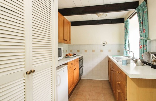 Tintagel Cottage | Beachfront Coachman's with Ocean Views and Breakfast Included