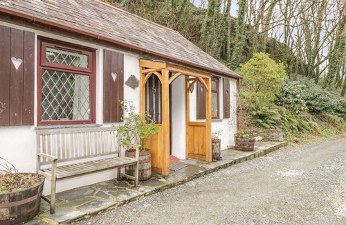 Tintagel Cottage | Beachfront Coachman's with Ocean Views and Breakfast Included