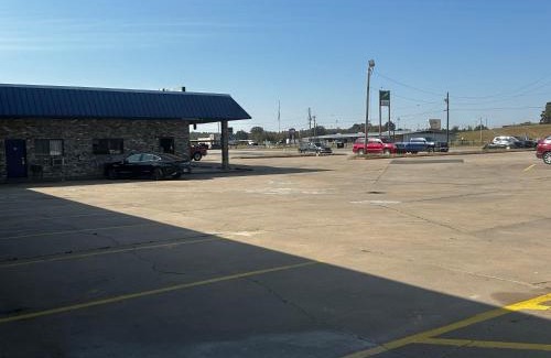 Waldron Hotel | Cozy Coachman's Inn & Suites: Pet-Friendly with Breakfast