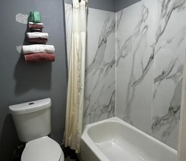 Waldron Hotel | Cozy Coachman's Inn & Suites: Pet-Friendly with Breakfast