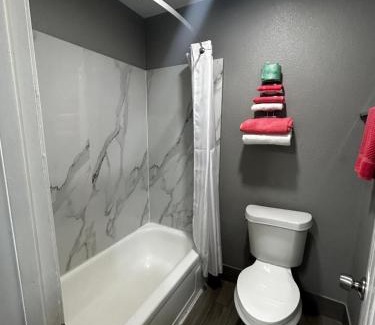 Waldron Hotel | Cozy Coachman's Inn & Suites: Pet-Friendly with Breakfast