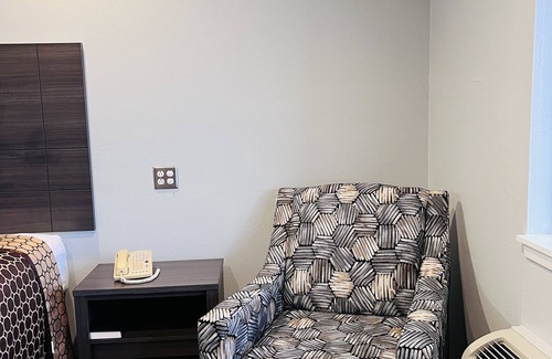 Luling Hotel | Budget-Friendly Stay at Coachway Inn with Spa & Breakfast