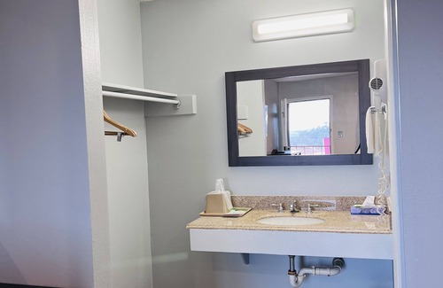 Luling Hotel | Budget-Friendly Stay at Coachway Inn with Spa & Breakfast