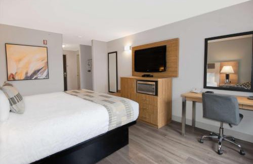 McMillan Hotel | Pet-Friendly Coast Abbotsford Hotel with Pool & Breakfast