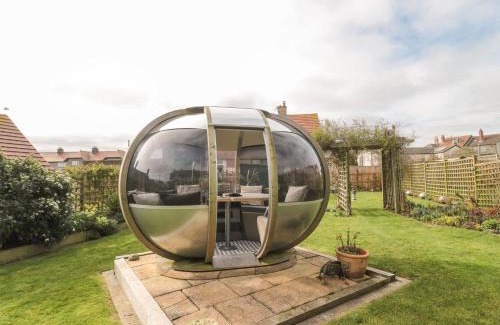 Bamburgh House | Coast Cottage: 4-Star Retreat with Pet & Child-Friendly Comfort
