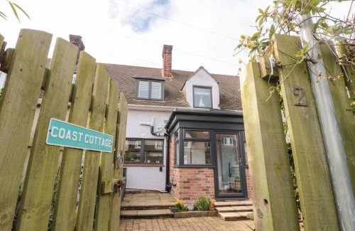 Bamburgh House | Coast Cottage: 4-Star Retreat with Pet & Child-Friendly Comfort