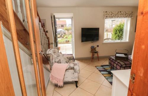 Bamburgh House | Coast Cottage: 4-Star Retreat with Pet & Child-Friendly Comfort