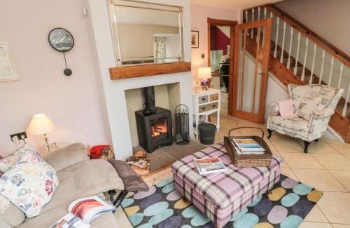 Bamburgh House | Coast Cottage: 4-Star Retreat with Pet & Child-Friendly Comfort