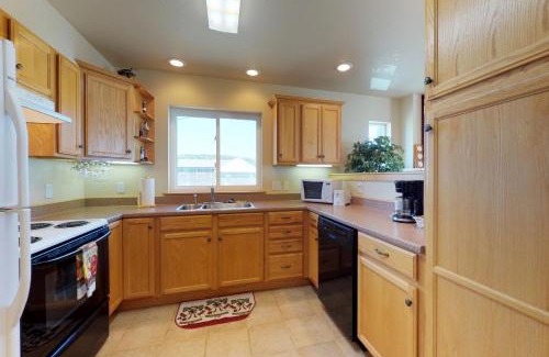 Port Orford House | Coast Haven - Family-Friendly Getaway with Relaxing Hot Tub