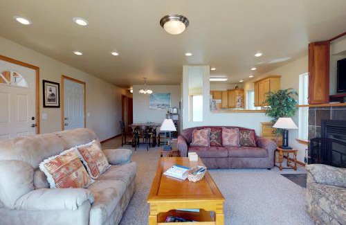 Port Orford House | Coast Haven - Family-Friendly Getaway with Relaxing Hot Tub