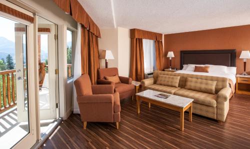 Revelstoke Hotel | Coast Hillcrest Hotel: Pet-Friendly Retreat with Spa Amenities